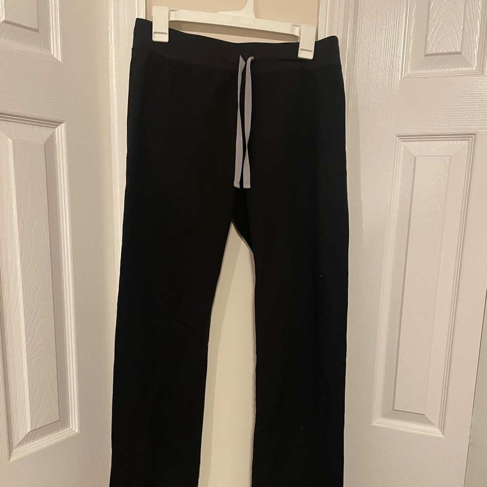 Size small black figs Livingston scrub pants